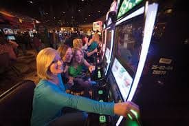 Người chơi Việt Nam tham gia baccarat và roulette trực tuyến qua mobile